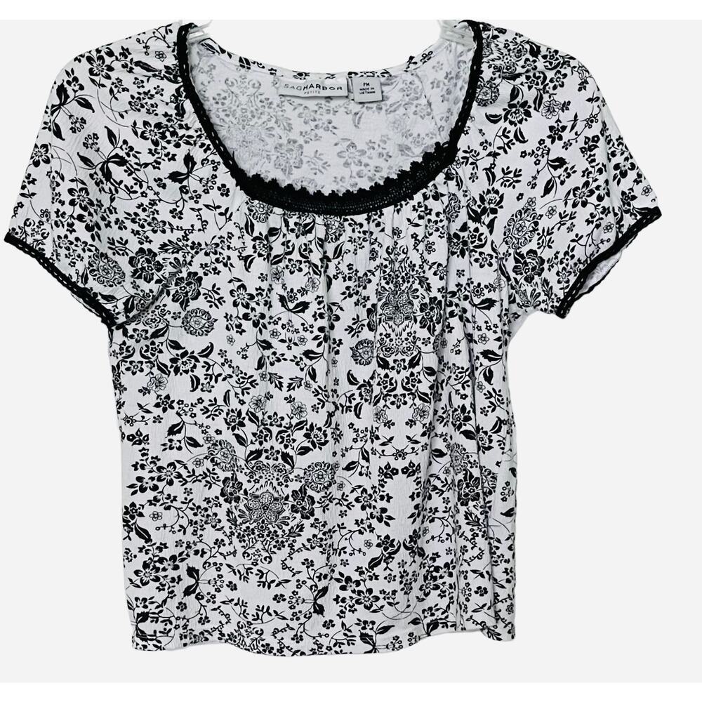 SAG HARBOR SHORT SLV ROUND NECK TUNIC BLOUSE, WOMENS, PM,  BLACK & WHITE FLORAL